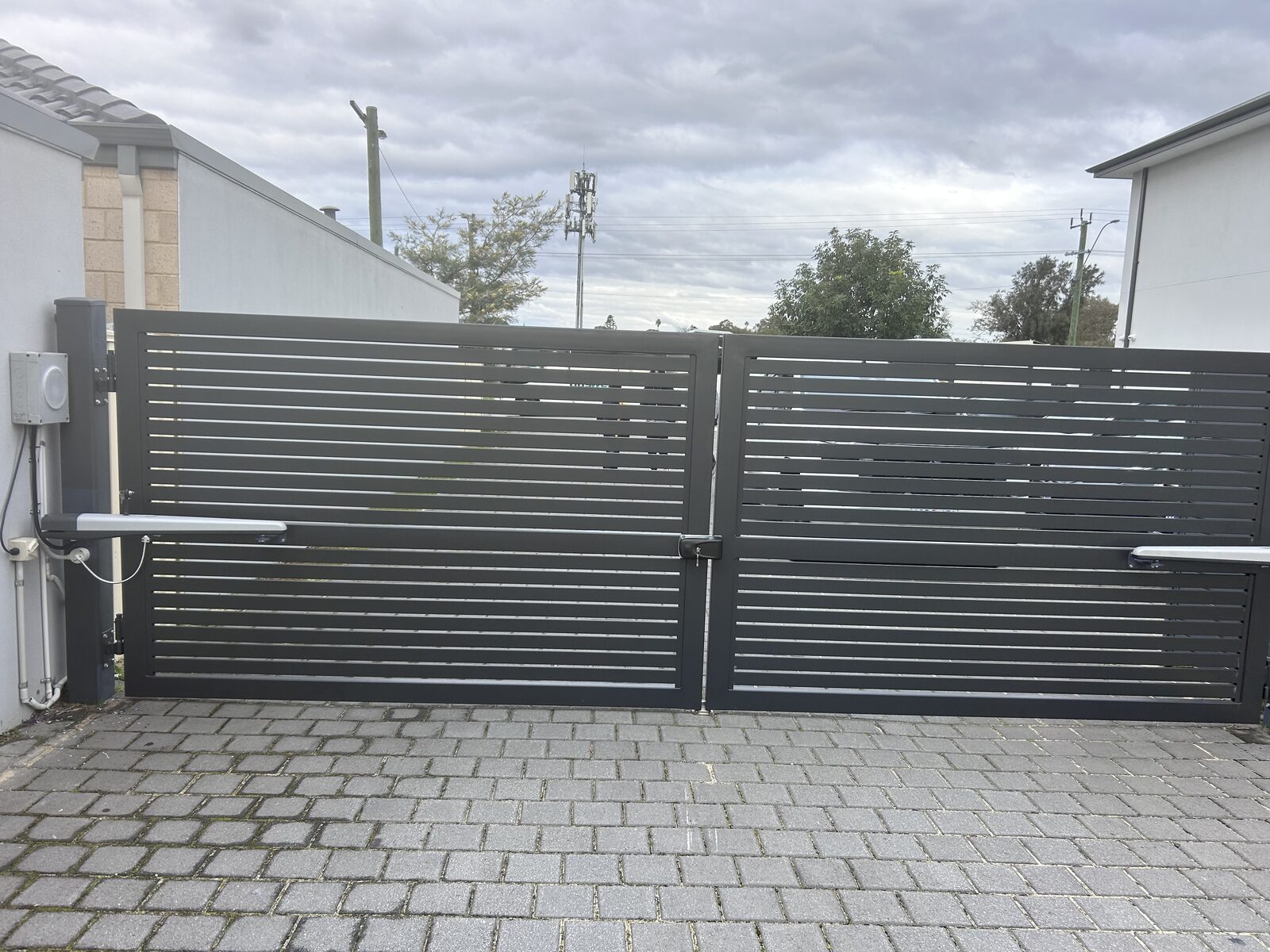 Horizontal-slat swing gates, Balga